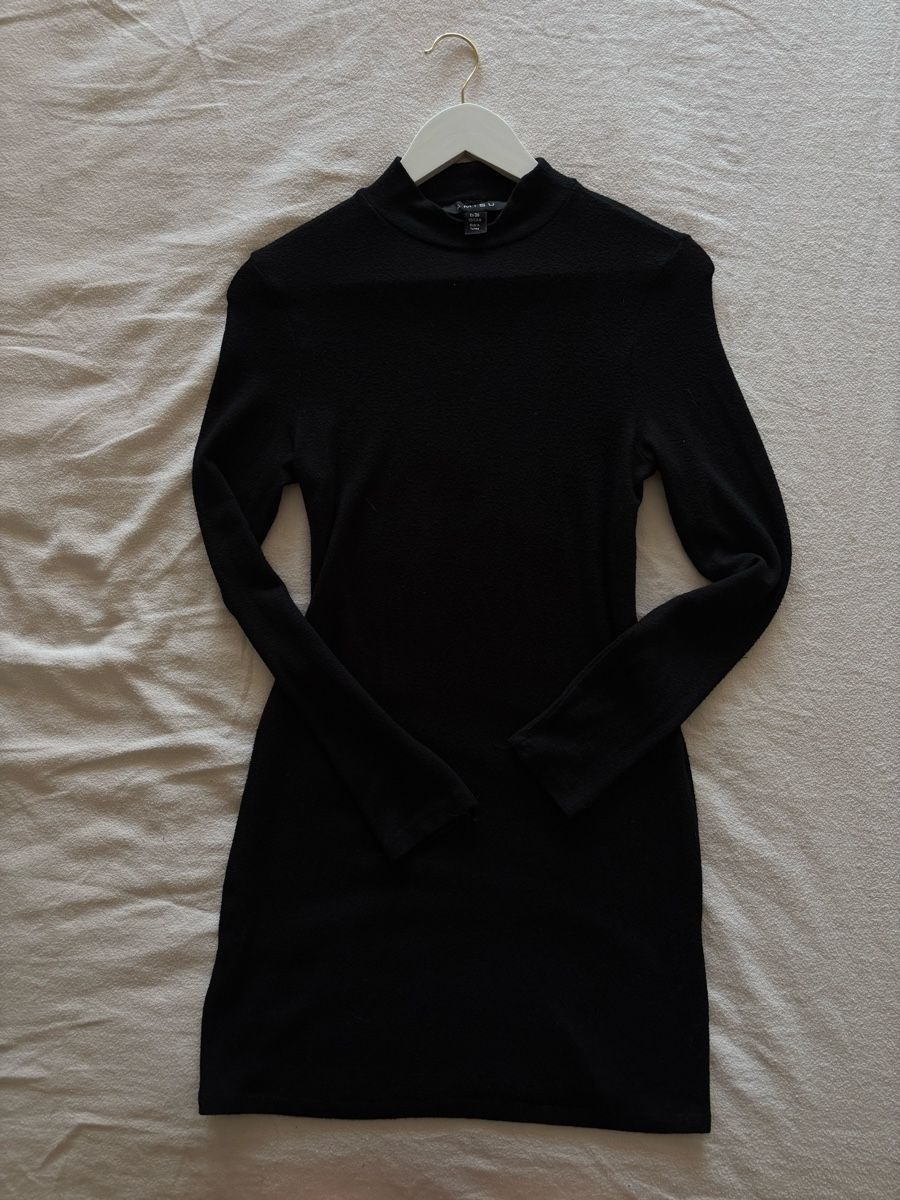 Kleider: AMISU Kleid schwarz langarm – Gebraucht aus Ittigen von carpediempotato