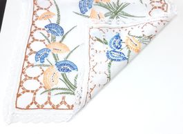 Besticktes Leinen-Zierdeckchen - Napperon en lin brodé