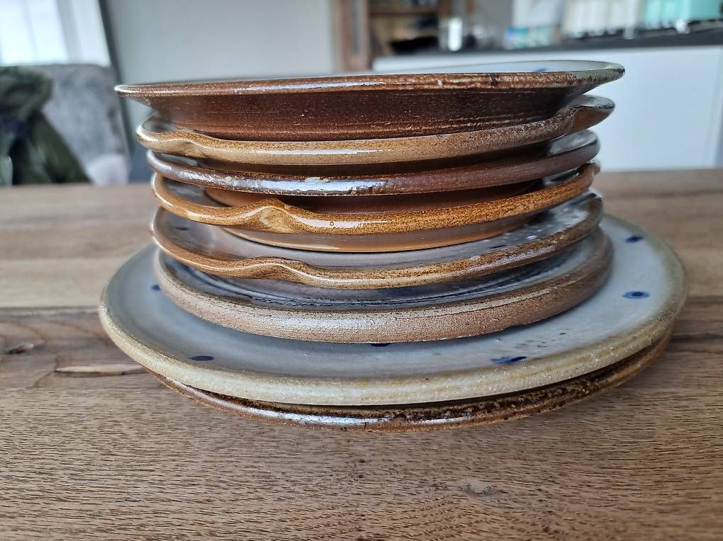 Piatti: 6 kleine Keramik Teller + 2 Servierteller, Handarbeit  – Usato da Ostermundigen venduto da d-p73 4