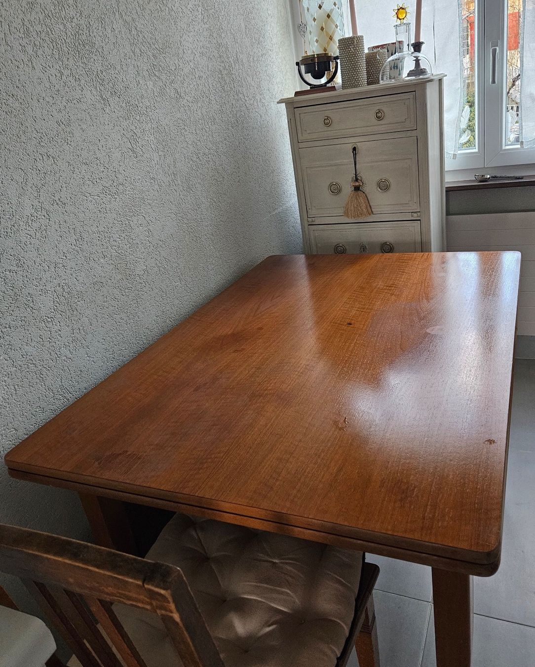 Set di tavolo e panche: table en hêtre avec 3 chaises assorties – Usato da lausanne venduto da josianemuller