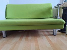 Schlafsofa grün Stoff; Metallbeine; gut erhalten