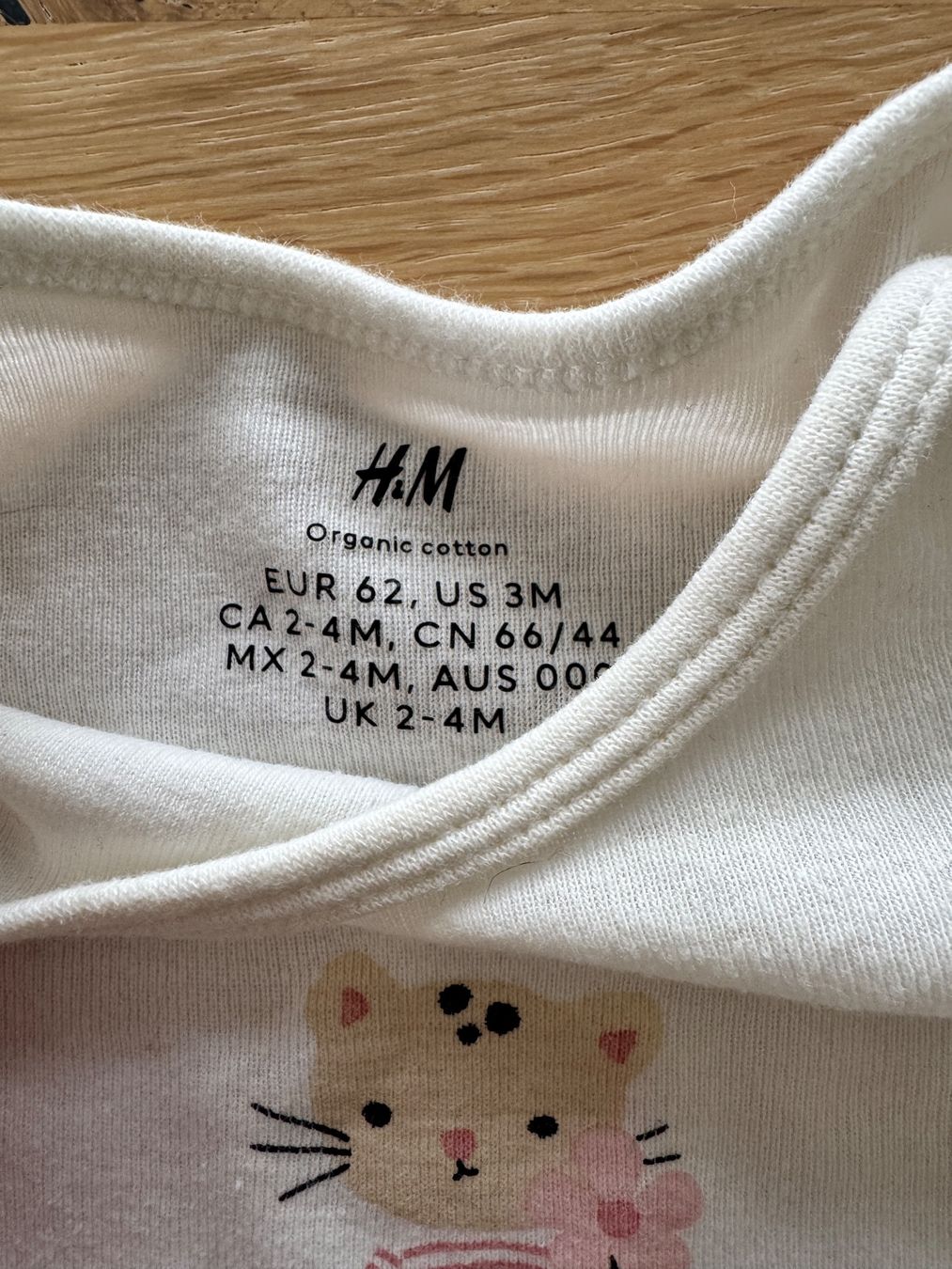 H&M Pagliaccetti: H&M Babybody Strampler Gr 62, mit Katze – Usato da Meilen venduto da JuliaFantasma 1