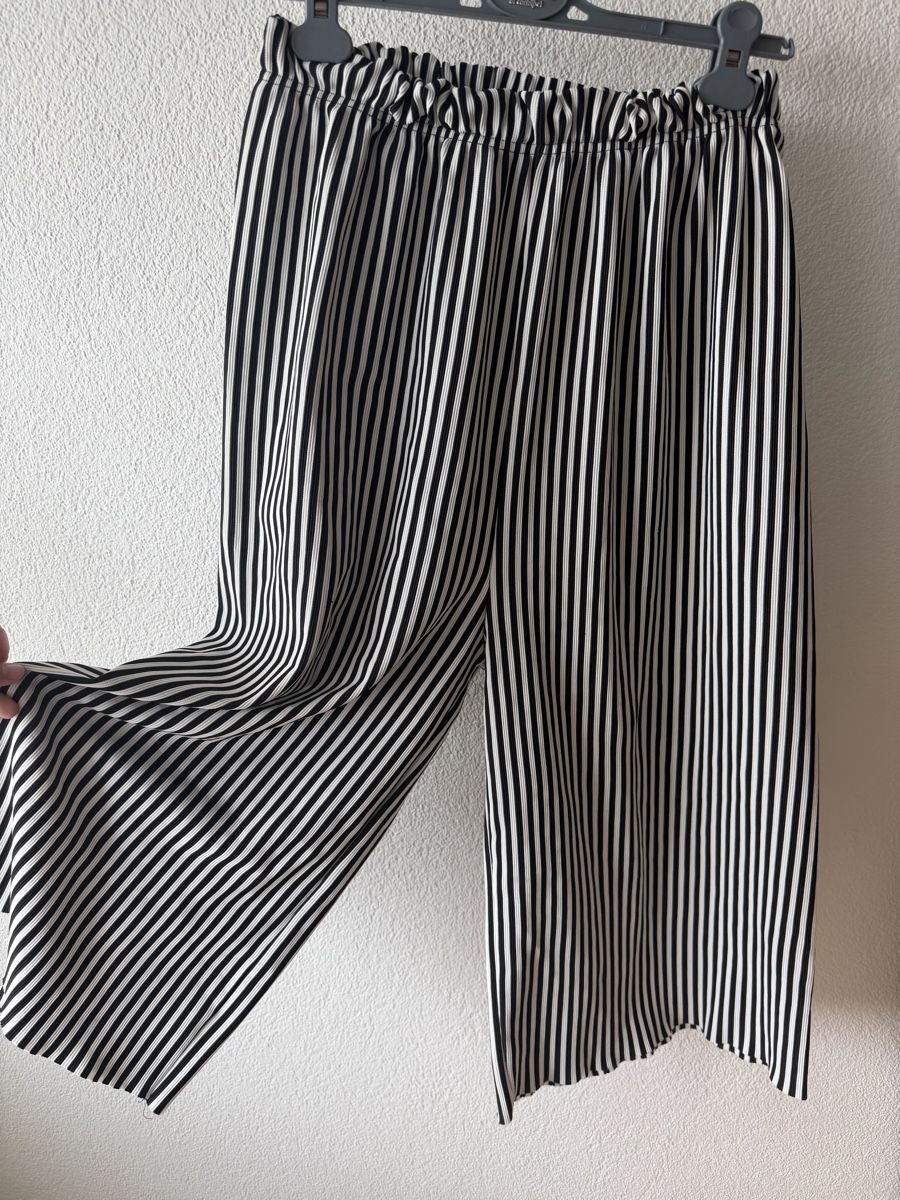 Pantaloni: Vintage striped black and white pants – Usato da Zürich venduto da Lorena.rgg