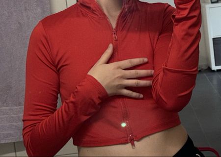 Rotes Crop Top mit Reissverschluss – Perfekt für den Sommer!