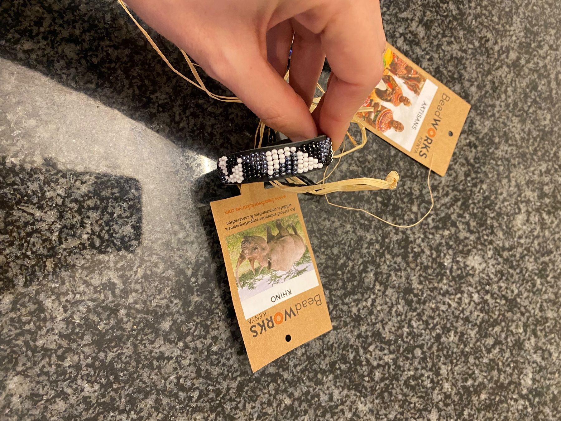 Bracciali & Braccialetti: Set von 2 handgemachte Lederarmbänder aus Kenia – Nuovo e nell'imballaggio originale da Zürich venduto da pat_rx9j 2