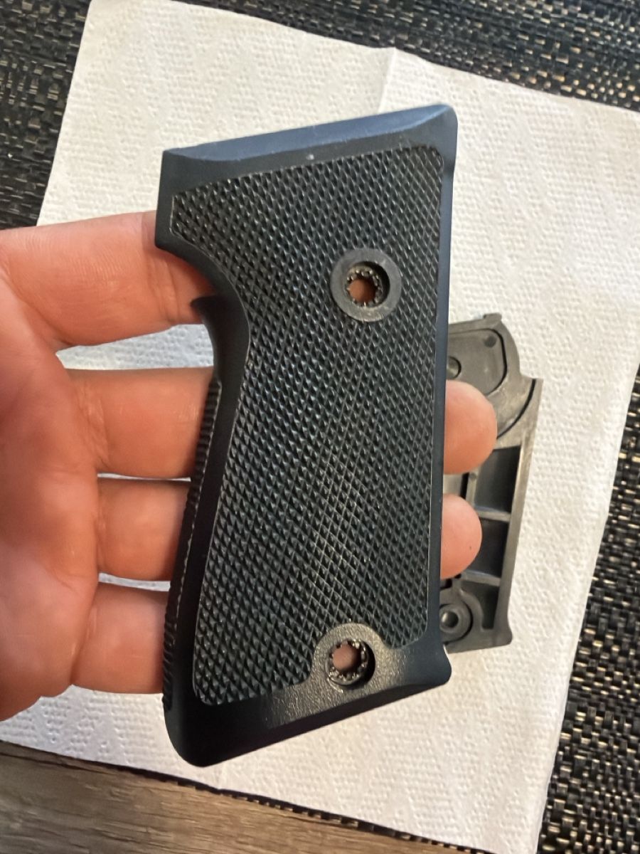 Schweizer Armee Uniformen: Sig P75 ou P220 – Gebraucht aus Lausanne von Erion2015 2