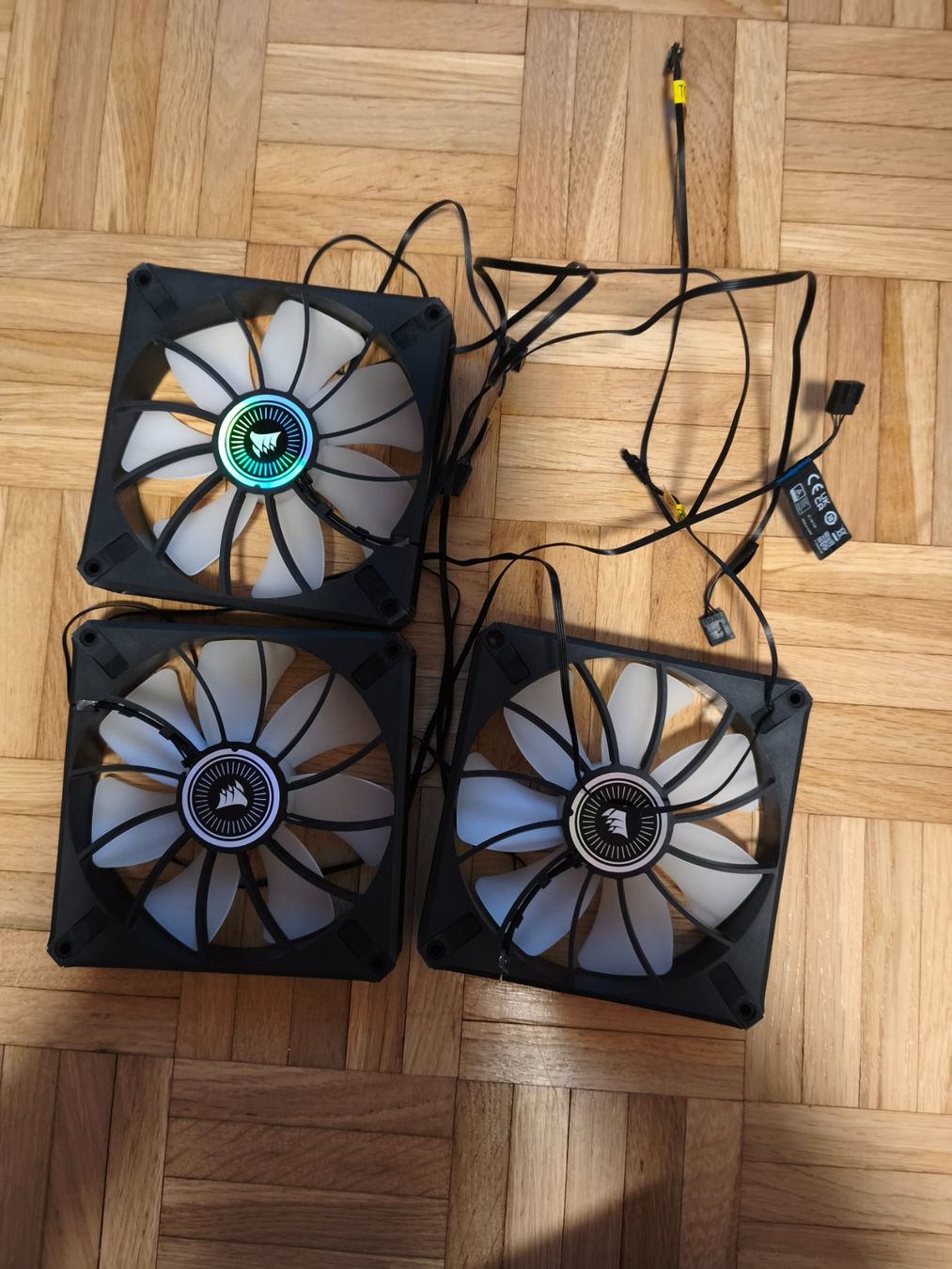 Custodie: 3x Corsair ML140 RGB Elite – Nuovo (secondo la descrizione) da Muttenz venduto da flavioxy