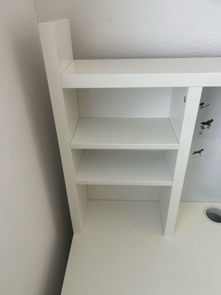 Schreibtische: weisses kinderpult mit einer magnet Wand – Gebraucht aus Uetliburg SG von busle081 1