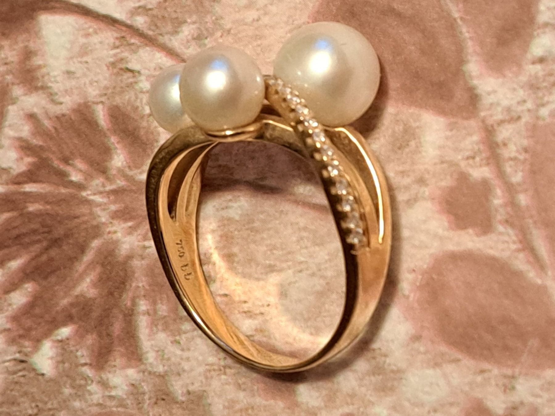 Anelli: Goldring mit Süsswasserzuchtperlen             und Diamanten – Usato da Bellach venduto da cocco27 2