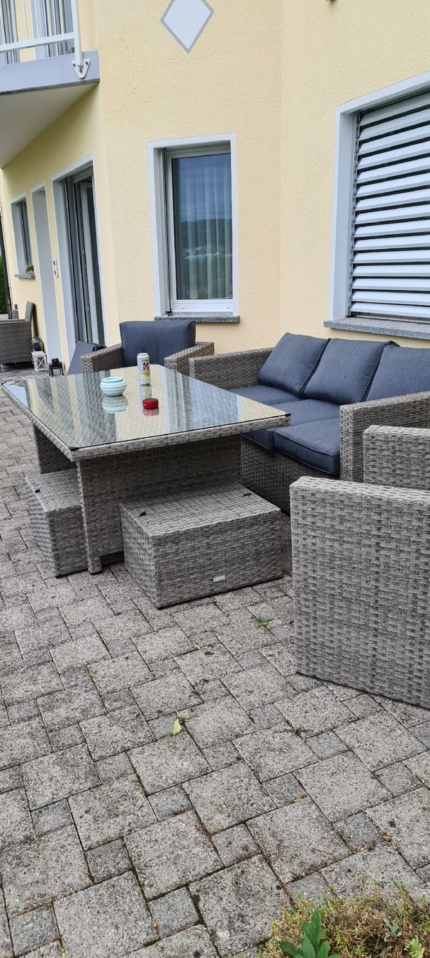 Set de table et chaises: Garten/Terassenlounge mit Esstisch – D'occasion à Henau par jen_x5q7 1