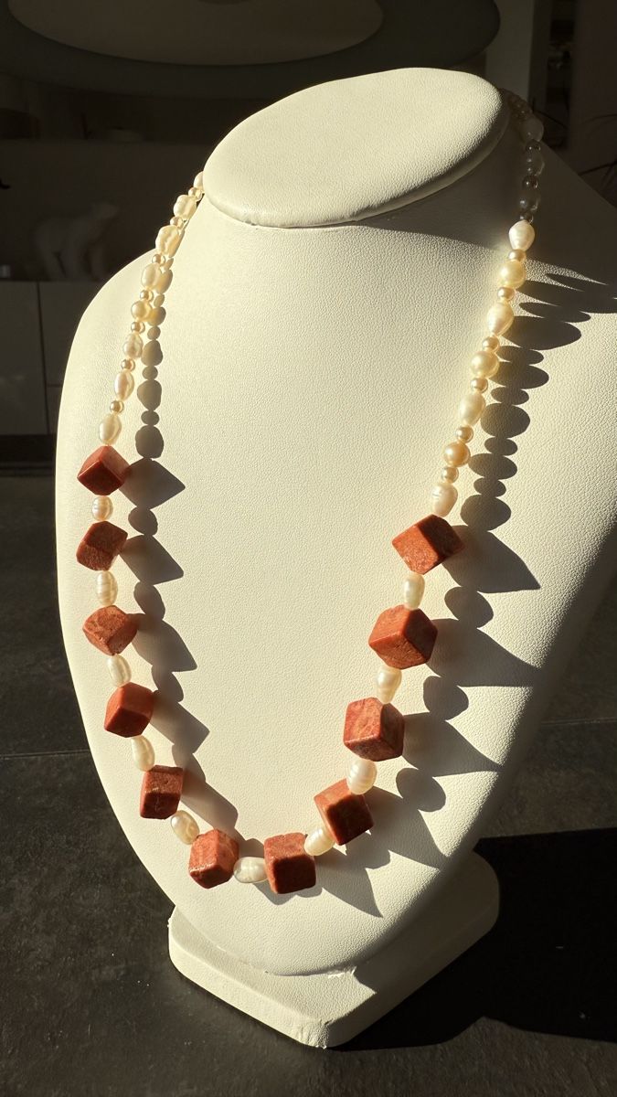 Colliers: Collier perles et corail ! Élégant, parfait ✨ – D'occasion à Nyon par stylevintage79