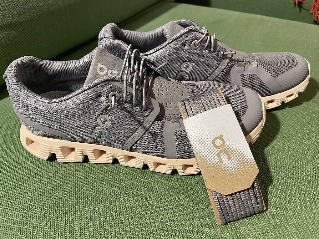 On Scarpe da uomo: NEU On Schuhe Cloud 5 - Grösse 37.5 – Nuovo (secondo la descrizione) da Zürich venduto da jul_d5bn