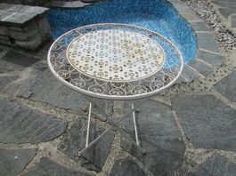 Schöner nostalgischer Gartentisch mit altersbedingter Patina