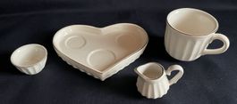 Romantisches Porzellan Kaffeeset mit Unterteller in Herzform