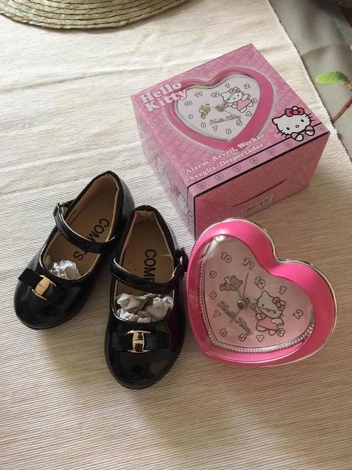 Hello Kitty Scarpe per ragazze: Kinder-Schuhe Grösse 19 mit Hello Kitty Wecker "" NEU "" – Nuovo e nell'imballaggio originale da Fislisbach venduto da Hast1976