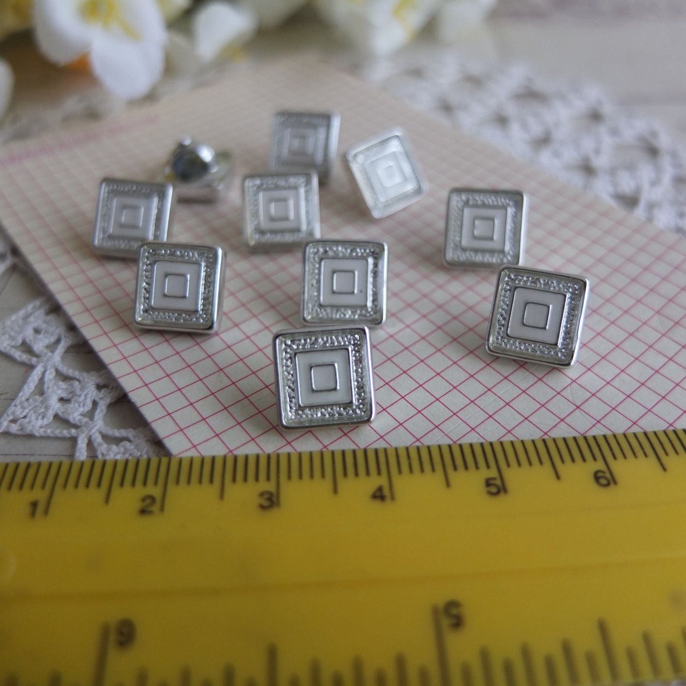 Bottoni: 10 Knopfe weiss Silber bouton boutons – Nuovo (secondo la descrizione) da Meyrin venduto da laservette99 2