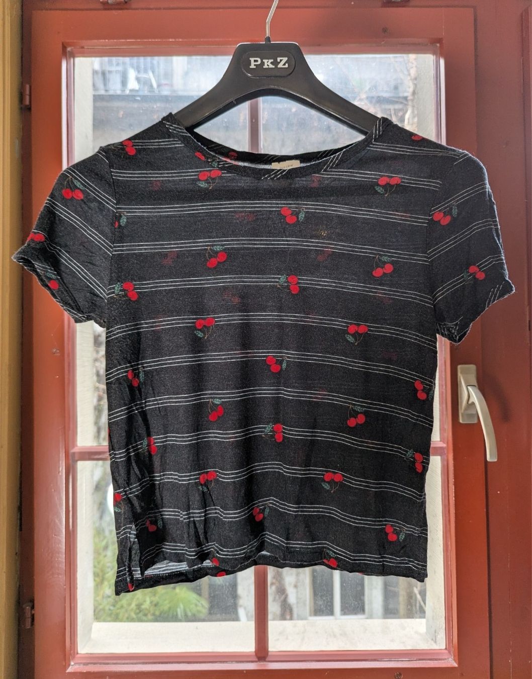T-shirts: Trillium Cherry & Stripe Graphic Tee XS – D'occasion à Zürich par valentina.nmg 1