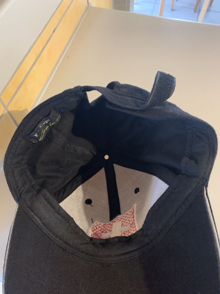 Altro in  Abbigliamento & Accessori: Schwarze Cap mit Schweizer Flagge - Super Zustand! – Usato da Wiggen venduto da Antoniotto 1