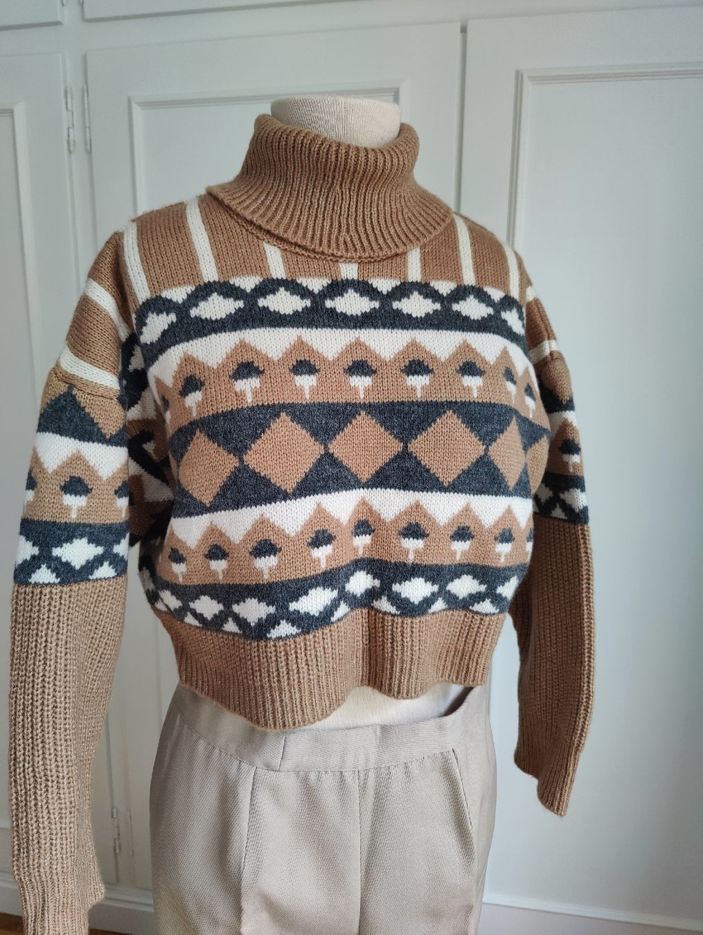Stradivarius Maglioni & Felpe: Cropped Patterned Knit Sweater, Cosy Turtleneck – Nuovo (secondo la descrizione) da La Tour-de-Peilz venduto da dAutrefois 3