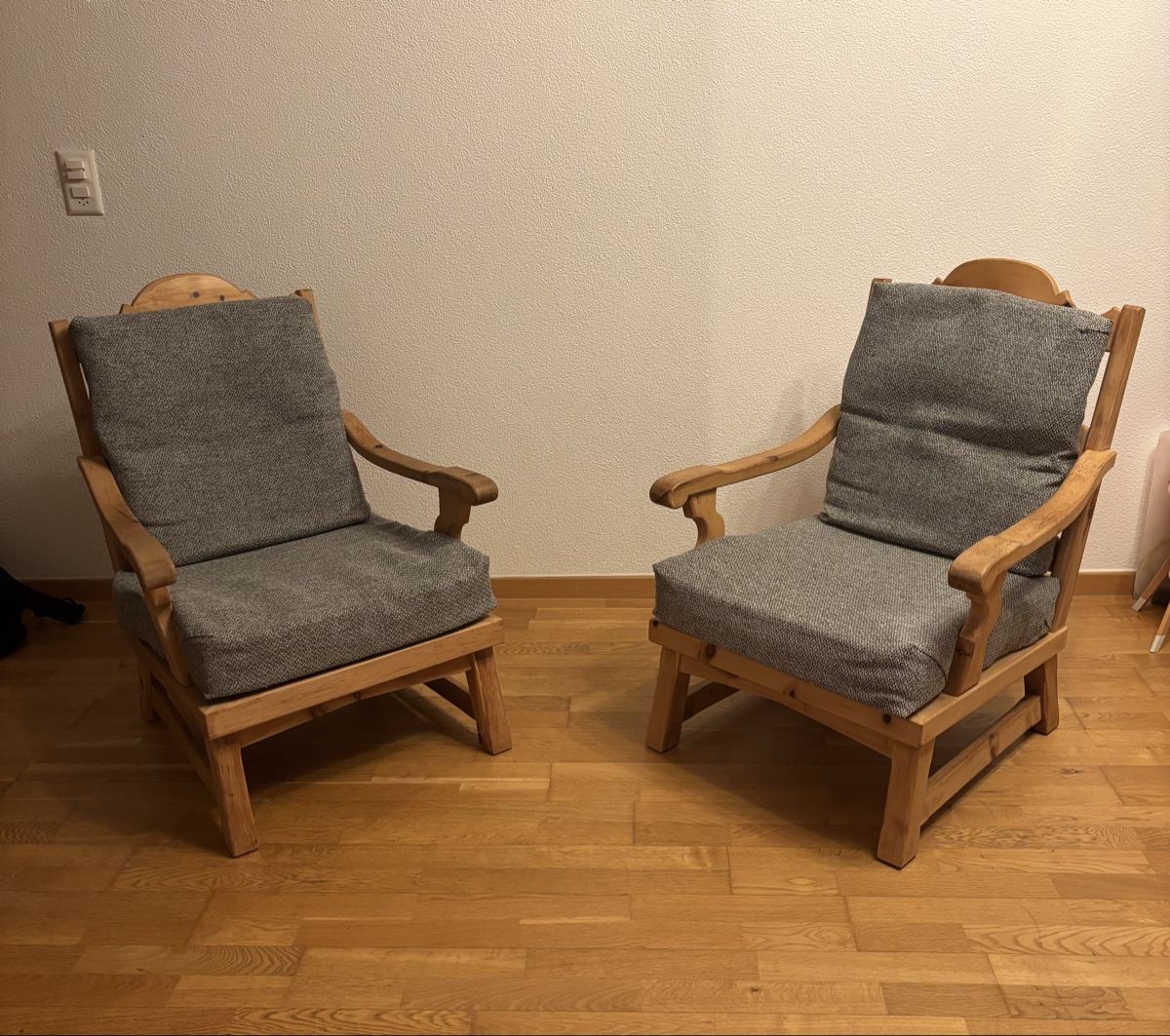Fauteuils: Zwei massive Holzsessel (Set) – D'occasion à Niederbipp par Pto6