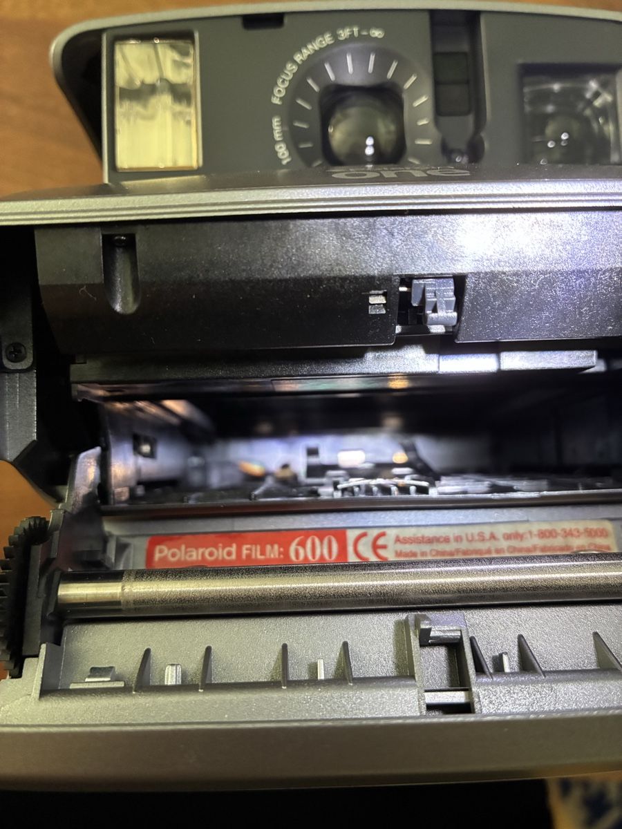 Polaroid Kamera: Polaroid One600 – Defekt aus Zürich von Sylvie0011 5