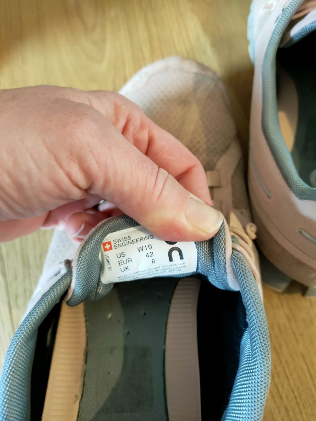 On Chaussures femmes: On Cloud Waterproof Laufschuhe Damen 42 – D'occasion à Niederried b. Kallnach par PatSch88 3