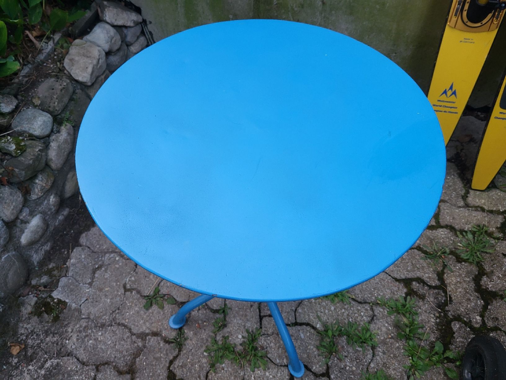 Tavoli: Table ronde Bigla bleue 60cm. / 1950er. – Usato da Vevey venduto da oldiz 1