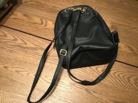 Schwarzer Rucksack mit goldenen Details - stylisch!