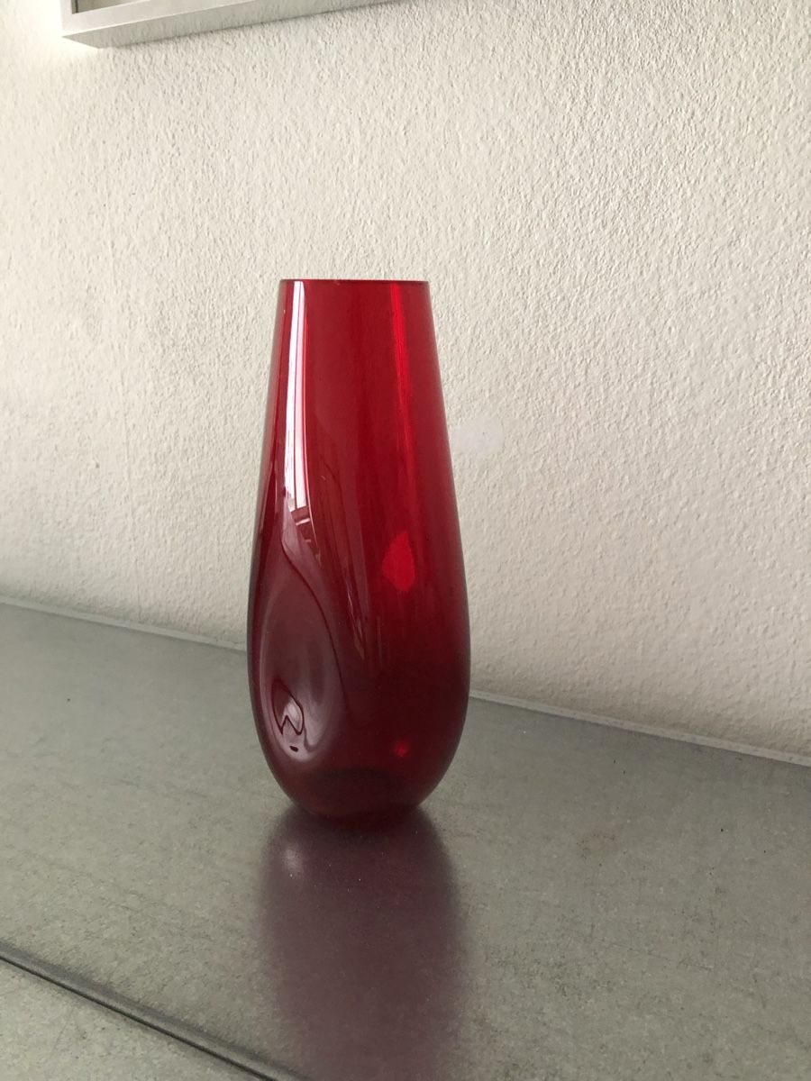 Vasen & Gefässe: Rubin rot glass vase midcentury – Gebraucht aus Basel von Amechan.
