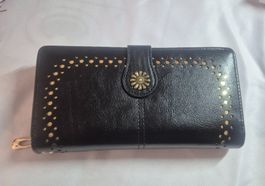 Portafoglio nero con zip e decorazioni dorate, donna