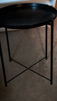 TV cabinet in white and round black Metal Side Table