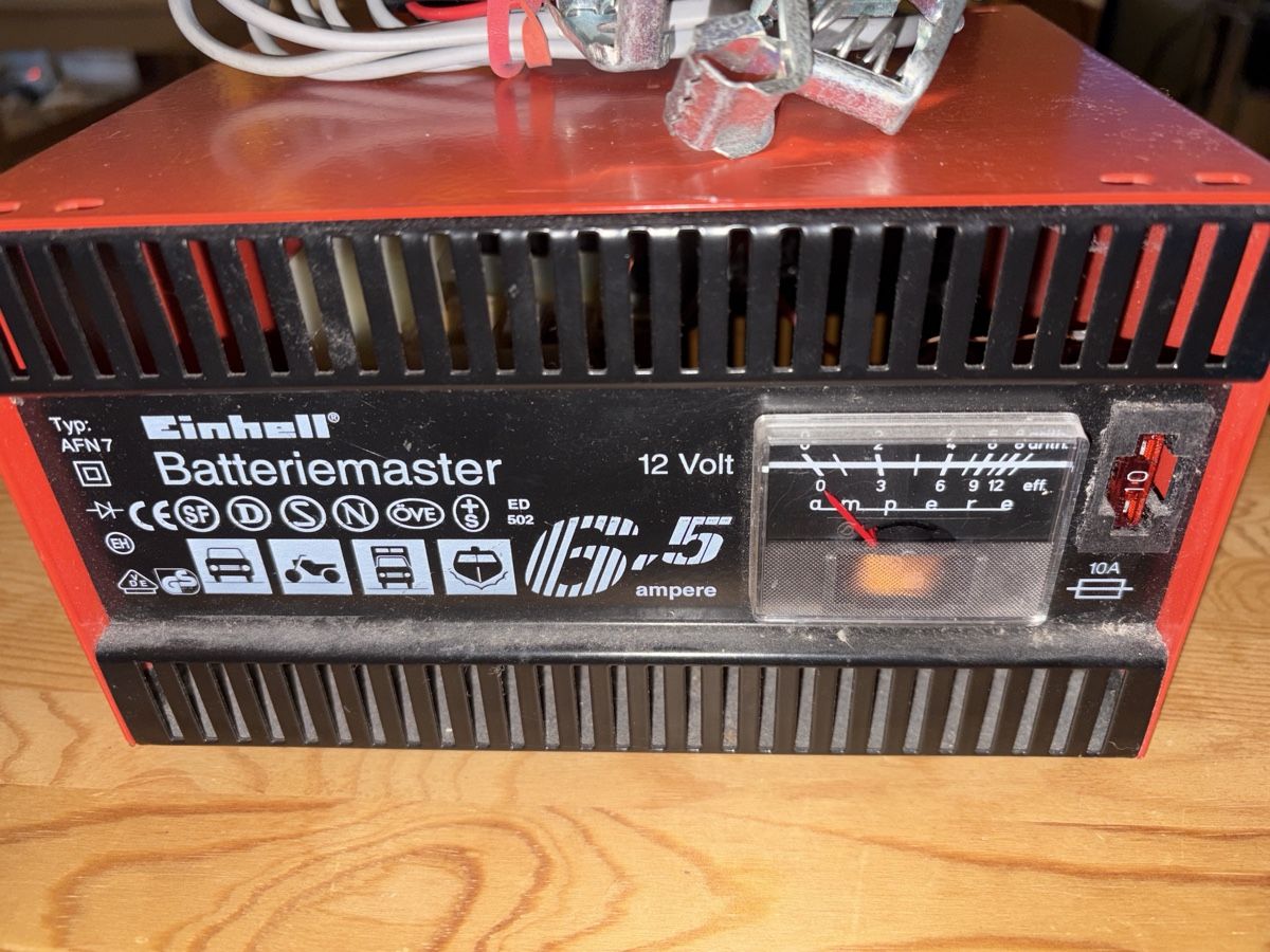 Einhell Accus & piles: Batterieladegerät Einhell Batteriemaster 12 Volt 6,5 A – D'occasion à Biel/Bienne par NitnelavV