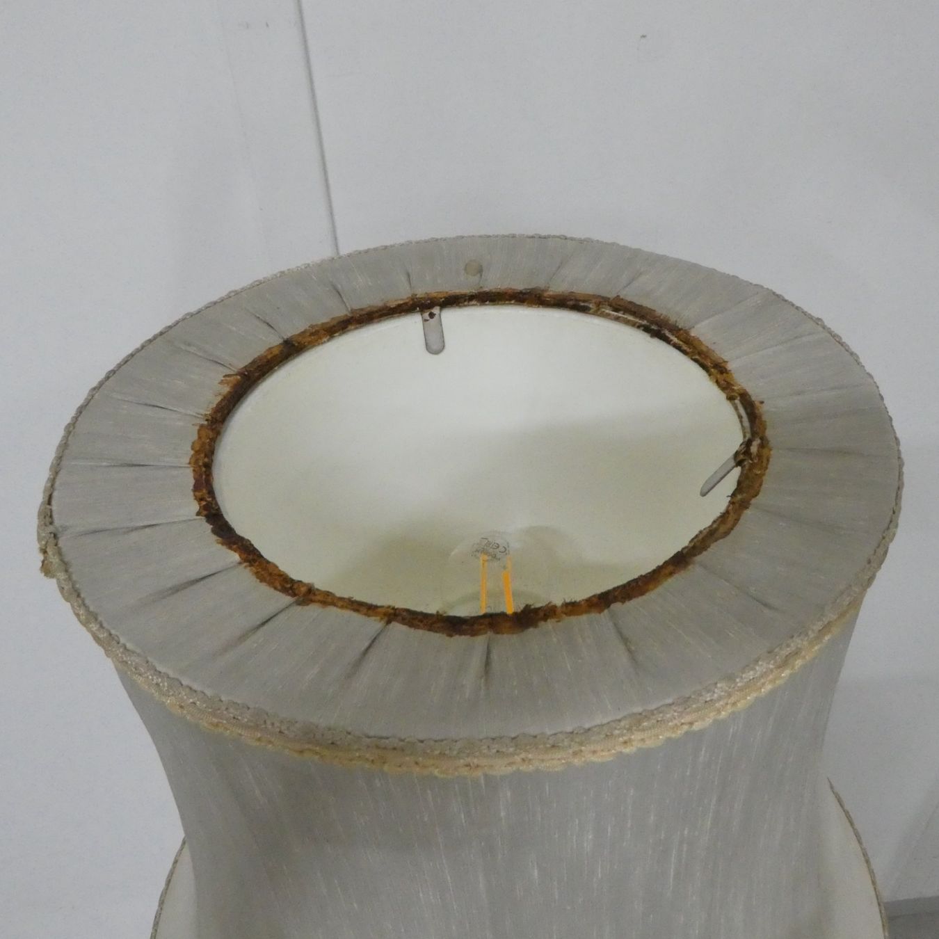 Lampade: Vintage-Stehlampe mit einem dunklen Metallschaft – Usato da Volketswil venduto da brockipfannenstil 5
