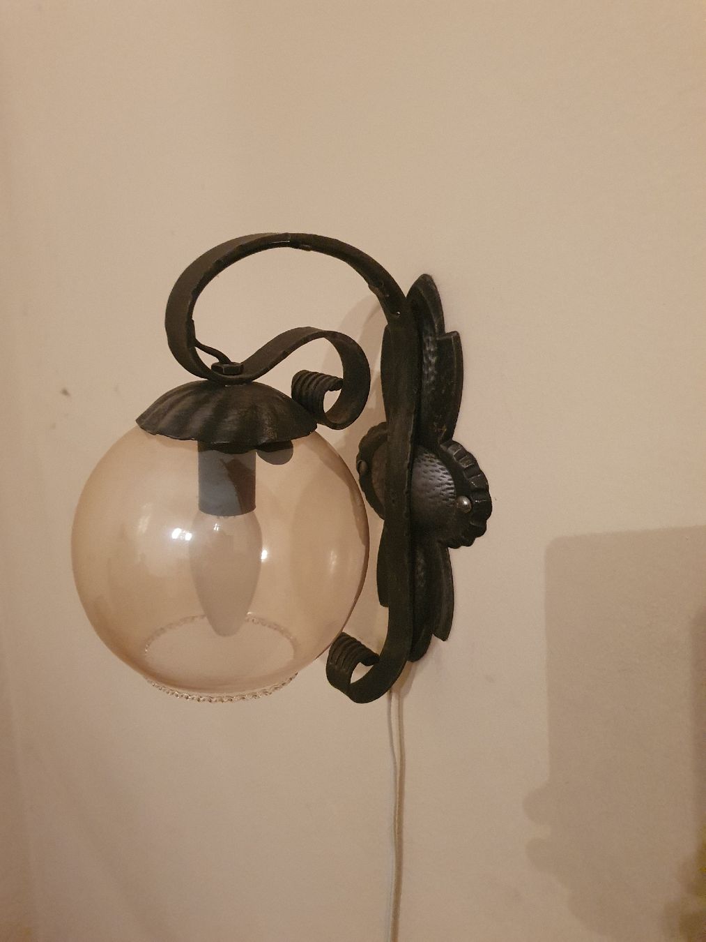 Lampade: Lampada da comodino in ferro battuto – Usato da Vernate venduto da nma_77kf 2