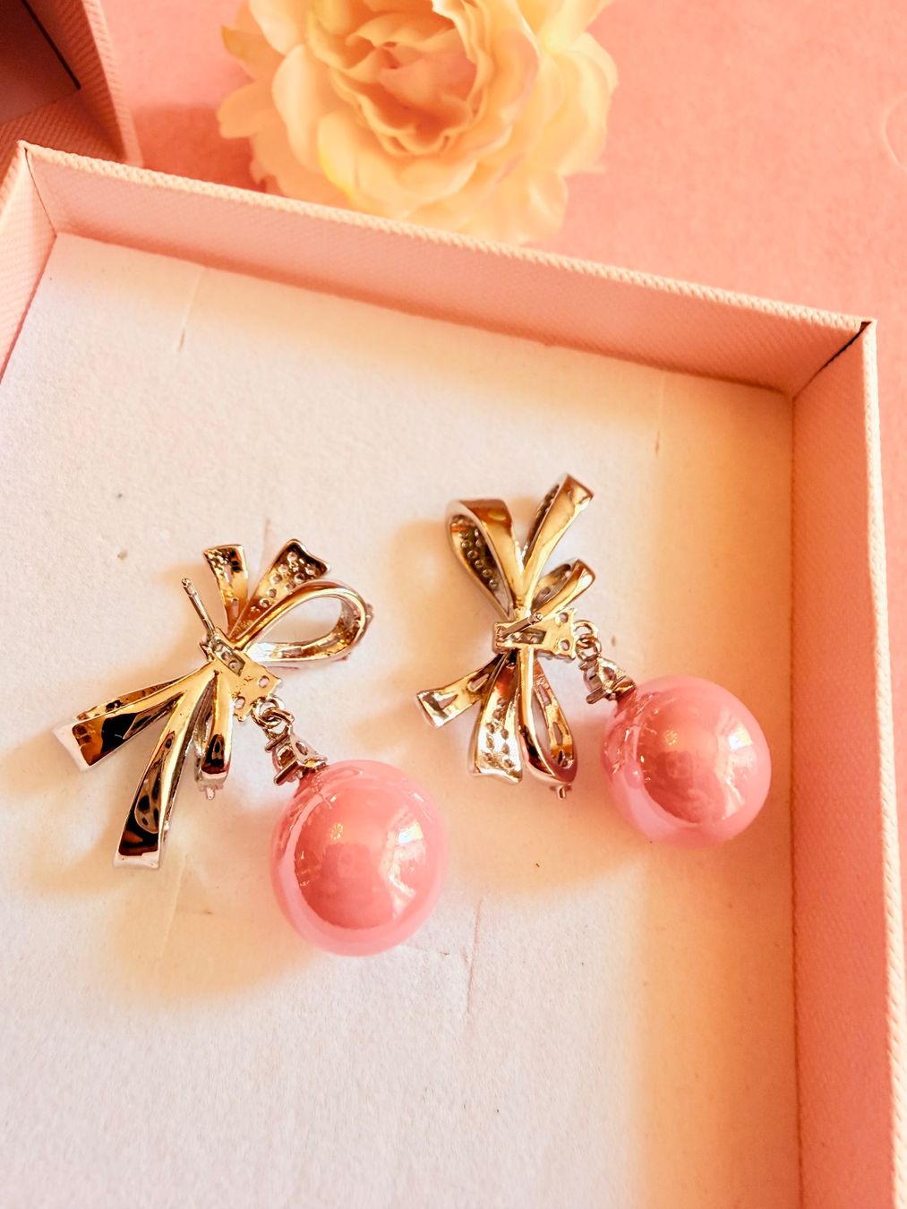 Orecchini pendenti & Orecchini a lobo: Boucles d'oreilles nœud perle rose – Nuovo e nell'imballaggio originale da St-Maurice venduto da Sandrinette123 3