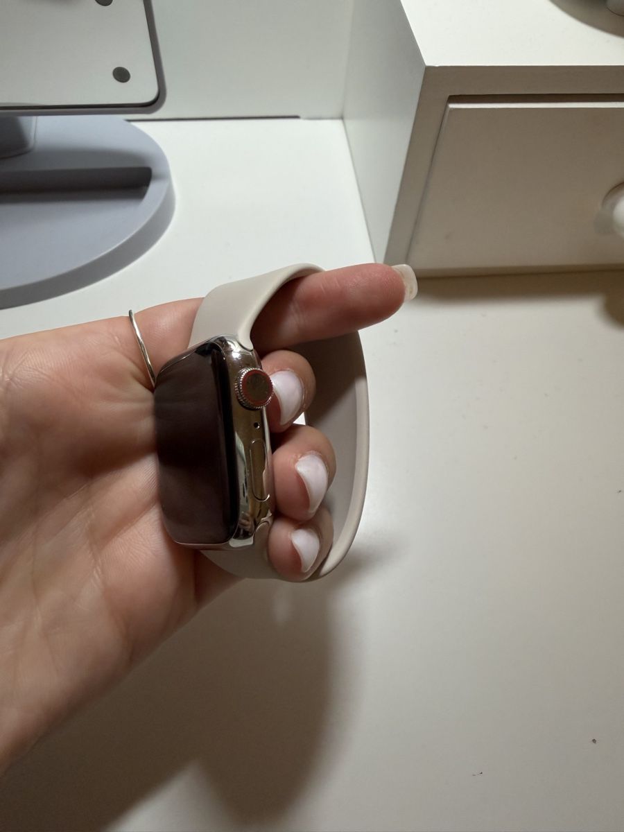 Apple Smartwatch: Apple Watch Series 8 Starlight, silber. – Usato da Luzern venduto da Lorena.haj 5
