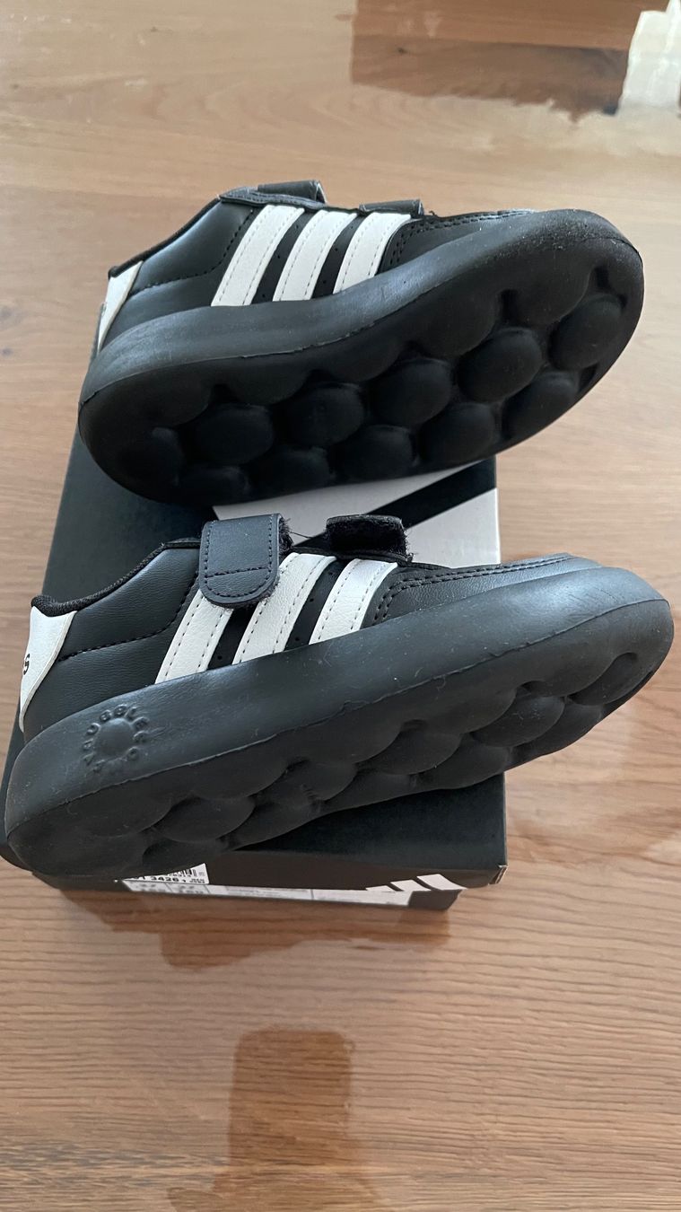 Scarpe per ragazzi: Adidas Sneakers – Usato da Bachenbülach venduto da Jennyg 1