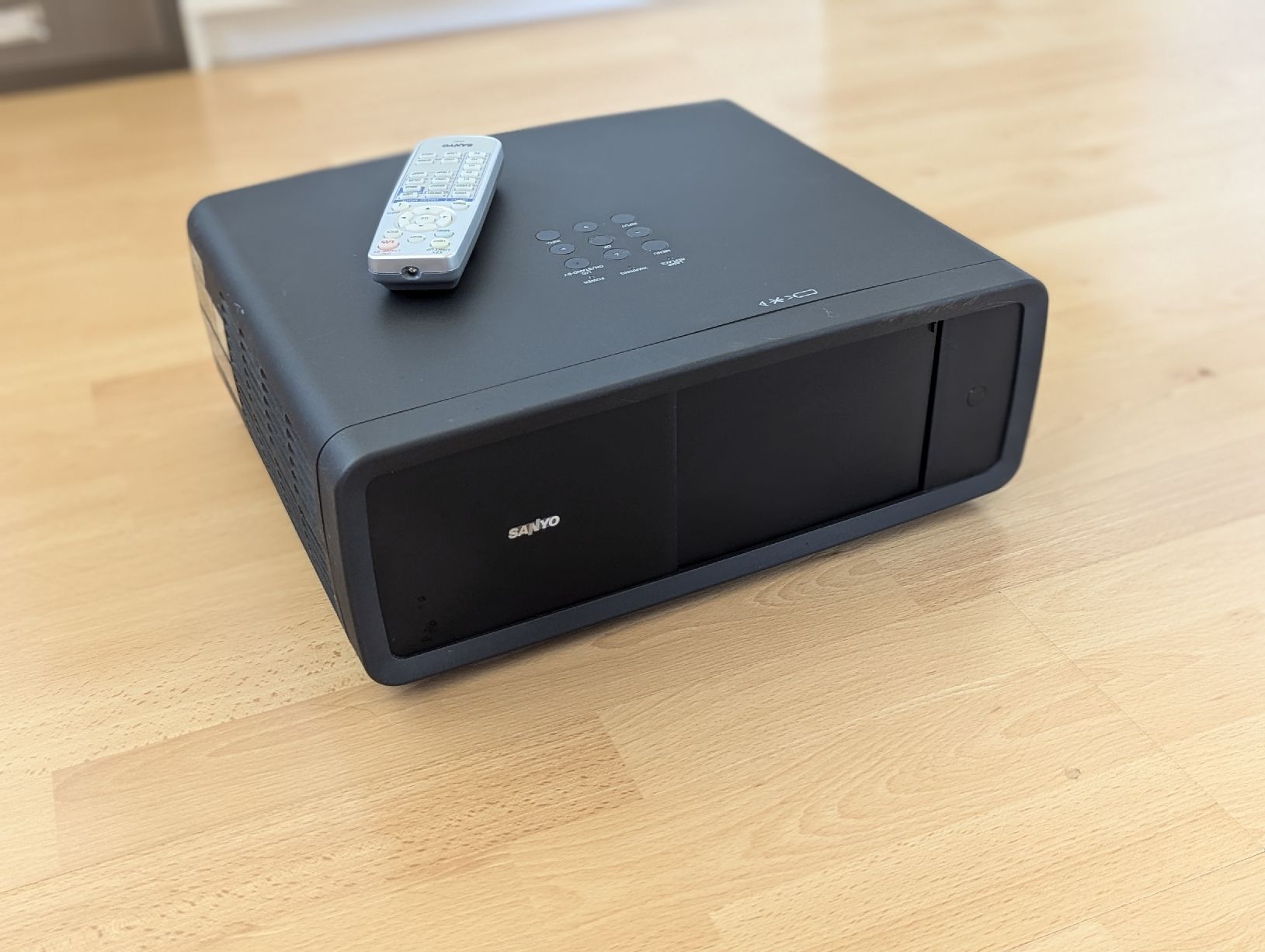 Sanyo Proiettori: Sanyo PLV-Z4000 Beamer – Usato da Leuzigen venduto da Johannes7