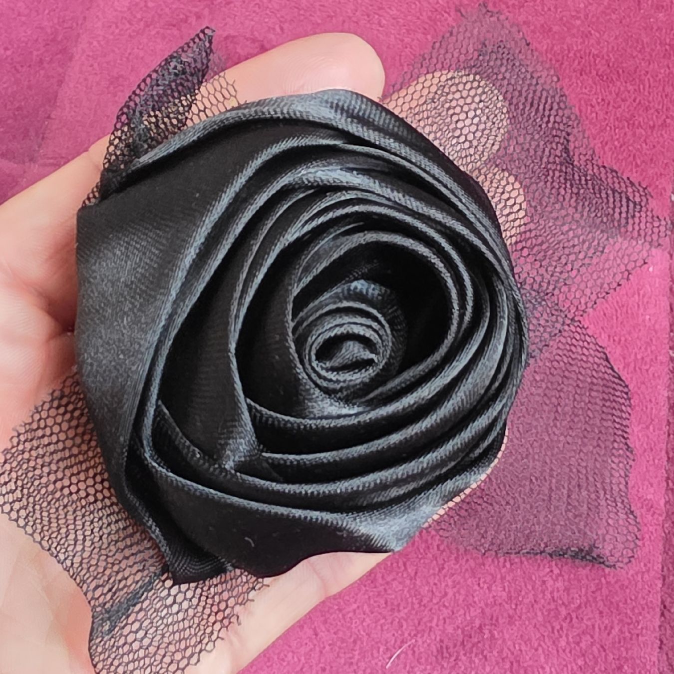 Spille & Fermagli: Schwarze Stoff-Rose Brosche, neuwertig, Gothic Accessoire. – Nuovo (secondo la descrizione) da Rheinsulz venduto da Gilea 3
