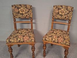 2 antike Stuhle , gedrechselt , Holz  /Stoff / Nieten