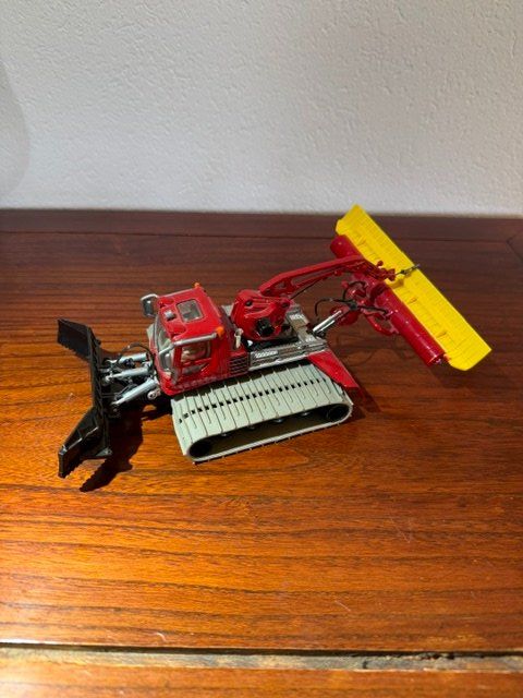 Siku Modellautos: Pistenbully Modell rot Siku 23 cm – Neu (gemäss Beschreibung) aus Spiez von all_v6cn