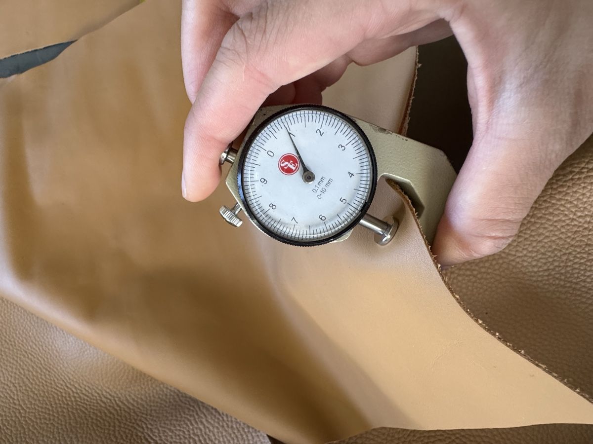 Stoffe: Beige Lederreste Restes de cuir beige – Neu (gemäss Beschreibung) aus Veyras von ValClasse 6