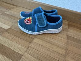 Hausschuhe, Grösse 27, mit Fussball Motiv für kleine Jungs