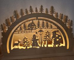  Weihnachtsmotiv aus Holz beleuchtet