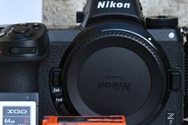 Nikon Z7 plein format FX 45,7 MP (858 shutter) + 2 Batteries