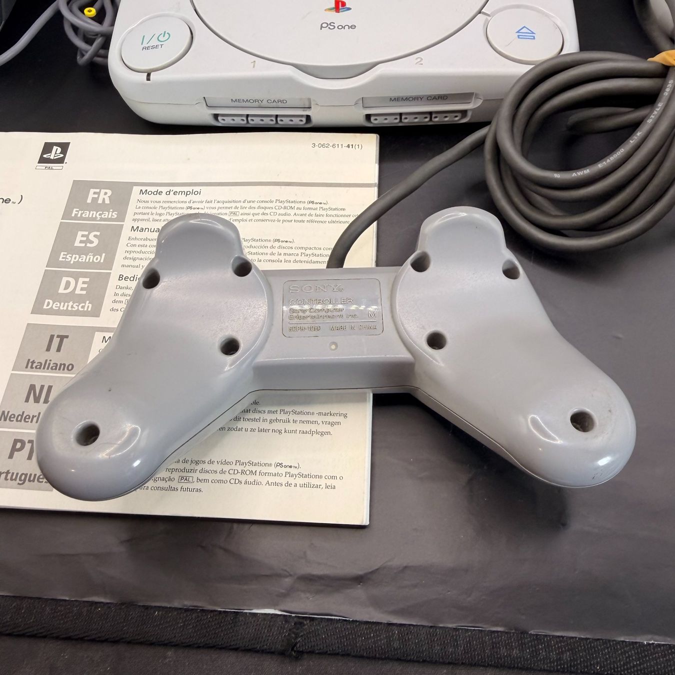 Sony Console: Sony PlayStation PS One Konsole mit LCD-Bildschirm – Usato da Düdingen venduto da Nerdworld 8