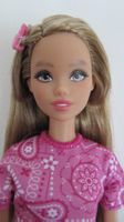 Süsse Barbie Puppe im rosa Outfit