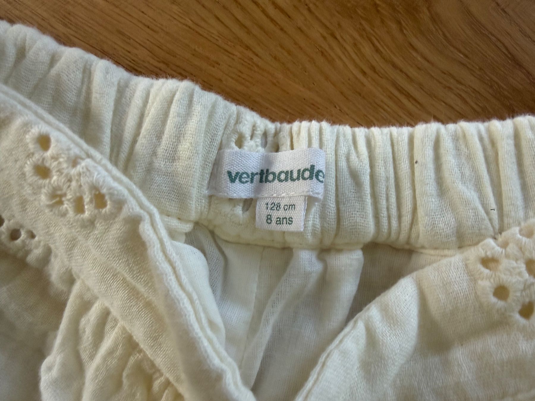 Vertbaudet Pantaloni: Vertbaudet weisse Sommer Hose, Grösse 128 – Usato da Hünibach venduto da rotestandem01 2