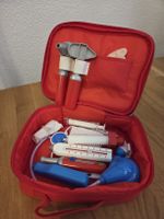 Arztkoffer Spielzeug von Hape, rot, mit diversem Zubehör