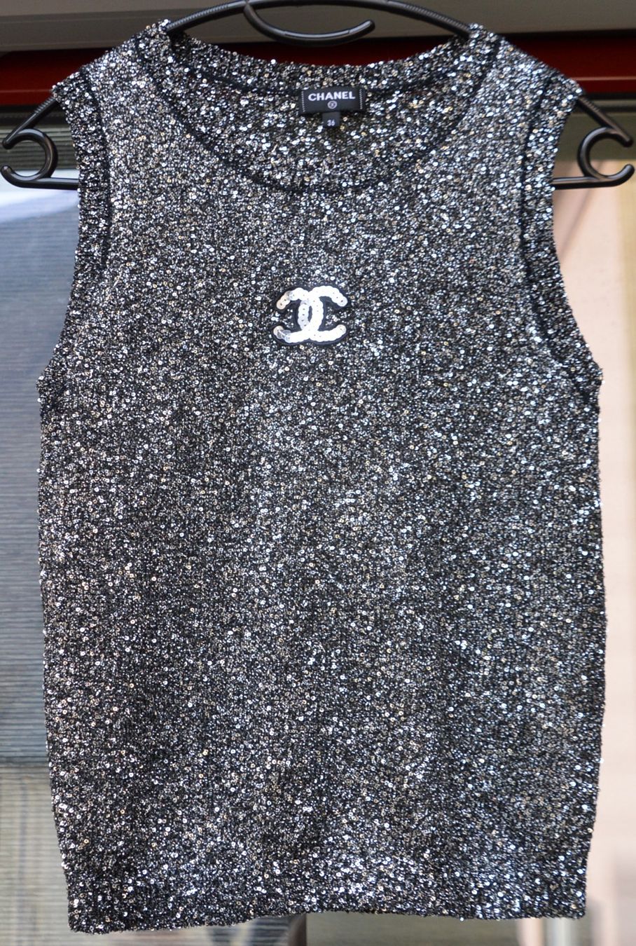 Chanel Camicette: Paillettenbluse CHANEL top à sequins .36 – Usato da Collonges venduto da Auganien